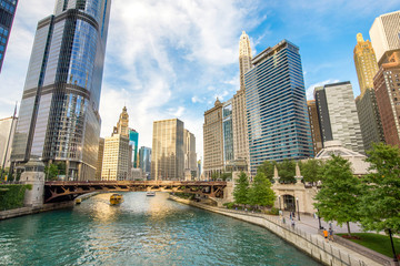 Fototapeta premium Riverwalk Północnej Chicago River na North Branch Chicago River w Chicago, Illinois