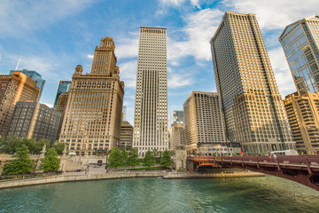 Naklejka premium Northern Chicago River Riverwalk na North Branch Chicago River w Chicago, Illinois