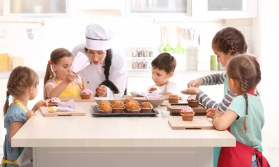 Crédence de cuisine en verre imprimé Cuisinier Groupe d& 39 enfants et enseignant en cuisine pendant les cours de cuisine