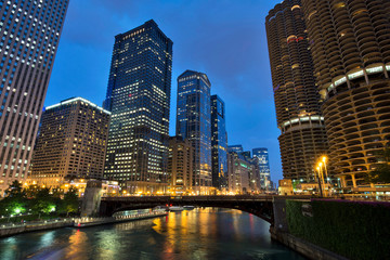 Fototapeta na wymiar Scenic Chicago River Riverwalk at Night in Chicagio, Illinois
