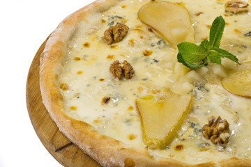 итальянская пицца с грушей, грецкии орехами и сыром