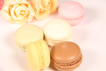 マカロンとバラの花