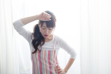 エプロン姿の女性 © hanack