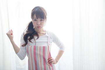 エプロン姿の女性
