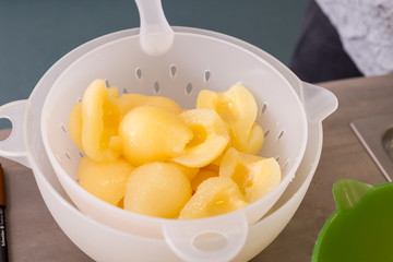 Birnen aus der Dose holen, auf dem Holzbrett schneiden und waschen