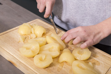 Birnen aus der Dose holen, auf dem Holzbrett schneiden und waschen