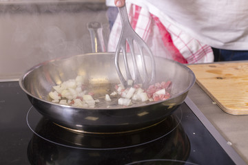 Kochen und braten mit Speck, zwiebeln und Leber in der Edelstahl Bratpfanne