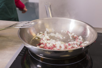Kochen und braten mit Speck, zwiebeln und Leber in der Edelstahl Bratpfanne