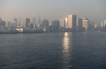  日本の東京都市風景・高層ビルに反射する太陽の光（港区などの高層ビル群などを望む）