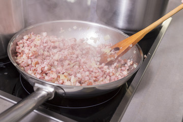 Kochen und braten mit Speck, zwiebeln und Leber in der Edelstahl Bratpfanne
