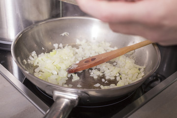 Kochen und braten mit Speck, zwiebeln und Leber in der Edelstahl Bratpfanne