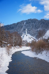 Loisach Fluss im winterlichen Garmisch, mit Blick zur Skiflugschanze