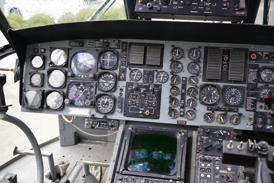 古い航空機の操縦席の計器とスイッチ