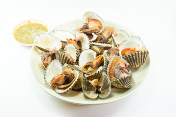 Steamed blanched clams with dipping sauce