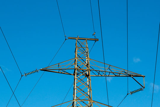 Kr&aring;kor sitter p&aring; elledningar