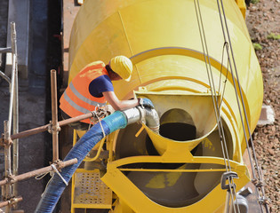 Preparazione  impasto calcestruzzo con la betoniera