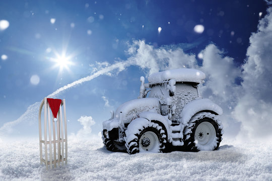 Eingeschneiter Traktor steht im tiefen Schnee