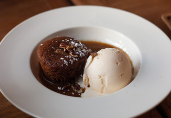 Banana cup cake with ice cream