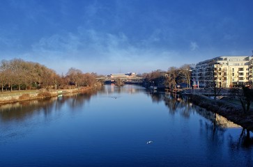 Fototapeta na wymiar Mülheim an der Ruhr Blick von der Schloßbrücke auf die Ruhr, die Ruhrpromenade und die alte Eisenbahnbrücke