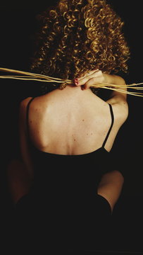 Retrato art&iacute;stico en dorado y negro sobre una espalda femenina 