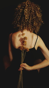 Retrato art&iacute;stico en dorado y negro sobre una espalda femenina 