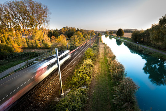 Train &agrave; grande vitesse concept transport chemin de fer