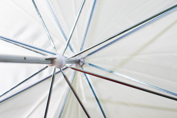 Fototapeta premium the white umbrella of the photographer from the inside