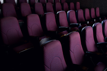 Obraz premium red seats in empty dark movie theater