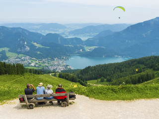 Wanderer schauen  vom Zwölferhorn auf Sankt Gilgen und den Wolfgangsee, Sankt Gilgen,...