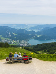 Wanderer schauen  vom Zwölferhorn auf Sankt Gilgen und den Wolfgangsee, Sankt Gilgen, Salzkammergut, Oberösterreich, Österreich