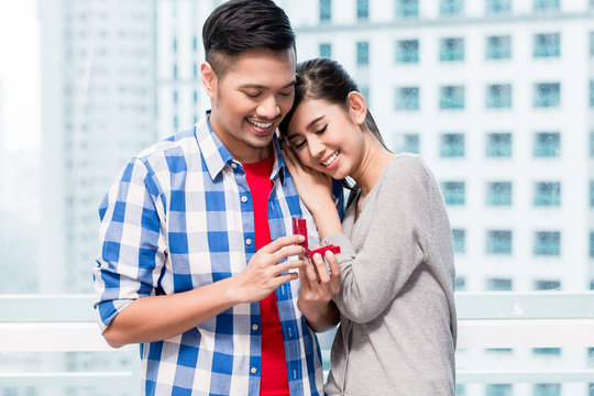 Young Indonesian man makes proposal to his girlfriend right on moving day in new apartment