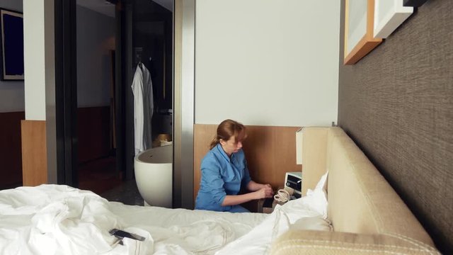 the maid steals money while cleaning the room in a five-star hotel. 4k.
