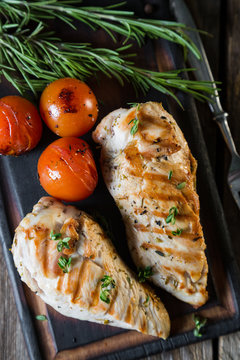 Chicken breast grilled with herbs