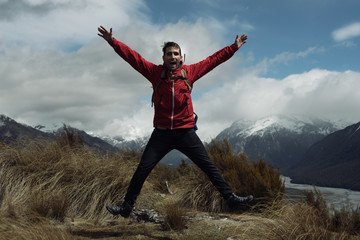 Hombre joven saltando de alegría en plena naturaleza