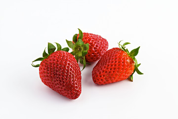 Drei Erdbeeren auf weißem Hintergrund