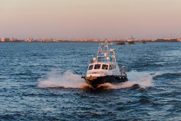Obraz premium White pilot boat under way