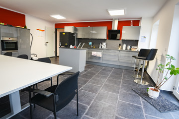 Innenarchitektur - moderne, großräumige Küche