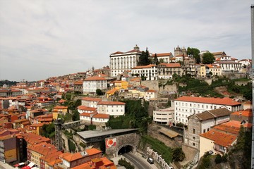 Fototapeta na wymiar Portugal, perspective sur le centre historique de Porto