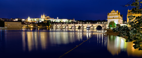 Fototapeta na wymiar Charles bridge and river Vltava in Prague, Czech Republic