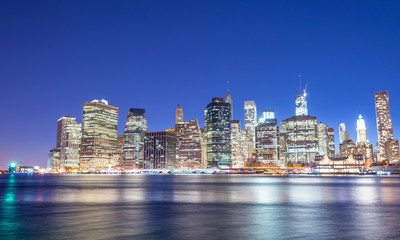 Naklejka premium Odbicia na dolnym Manhattanie East River o zachodzie słońca - Nowy Jork