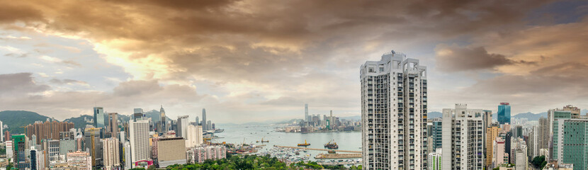 Fototapeta premium HONG KONG - MAY 12, 2014: Stunning panoramic view of Hong Kong Island and Kowloon on a cloudy day. Last year HK hosted more than 54 million visitors, most of them from the mainland