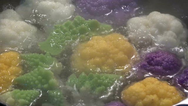 Bunte Kohlarten kochen im Topf, Blumenkohl, Kohl, Romanesco, Blumenkohlvarianten, Gem&uuml;se, bunt, blanchieren, 4K