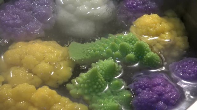 Bunte Kohlarten kochen im Topf, Blumenkohl, Kohl, Romanesco, Blumenkohlvarianten, Gem&uuml;se, bunt, blanchieren, 4K