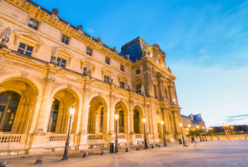 Obraz premium Ancient Paris building in Louvre square, France