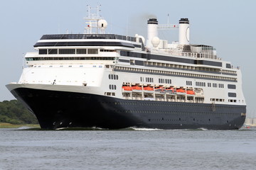 Kreuzfahrtschiff in Rotterdam