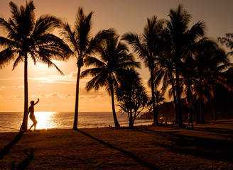 Slackliner im Sonnenuntergang am Strand Grande Anse auf der französischen Überseeinsel La...