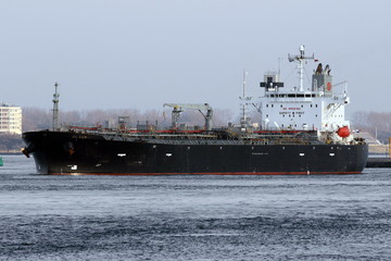 schwarzer Tanker verlässt Rotterdam