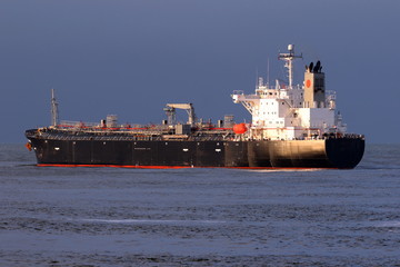 Tanker von hinten beim verlassen von Rotterdam