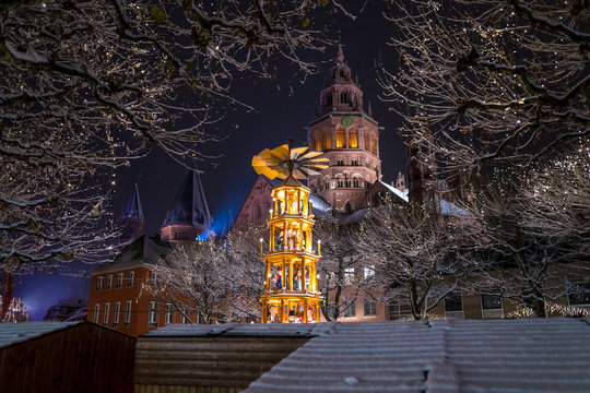 Weihnachtsmarkt in Mainz mit Dom