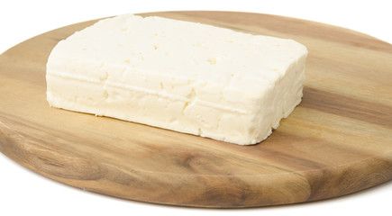 Feta auf Holzbrett, ganz